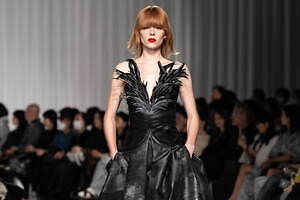 タエ アシダ 2024-25年秋冬コレクション - 軽やかに旅立つ