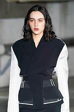 アキコアオキ 2024-25年秋冬コレクション - “途中経過”の美しさを纏う｜写真2