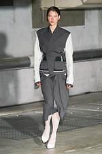 アキコアオキ 2024-25年秋冬コレクション - “途中経過”の美しさを纏う｜写真3