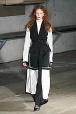 アキコアオキ 2024-25年秋冬コレクション - “途中経過”の美しさを纏う｜写真5