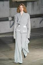 アキコアオキ 2024-25年秋冬コレクション - “途中経過”の美しさを纏う｜写真9