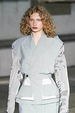 アキコアオキ 2024-25年秋冬コレクション - “途中経過”の美しさを纏う｜写真10