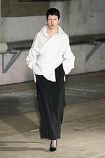 アキコアオキ 2024-25年秋冬コレクション - “途中経過”の美しさを纏う｜写真13