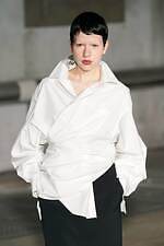 アキコアオキ 2024-25年秋冬コレクション - “途中経過”の美しさを纏う｜写真14