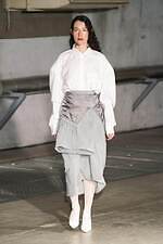 アキコアオキ 2024-25年秋冬コレクション - “途中経過”の美しさを纏う｜写真15