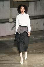 アキコアオキ 2024-25年秋冬コレクション - “途中経過”の美しさを纏う｜写真17