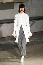 アキコアオキ 2024-25年秋冬コレクション - “途中経過”の美しさを纏う｜写真19