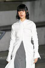 アキコアオキ 2024-25年秋冬コレクション - “途中経過”の美しさを纏う｜写真20