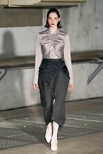 アキコアオキ 2024-25年秋冬コレクション - “途中経過”の美しさを纏う｜写真23