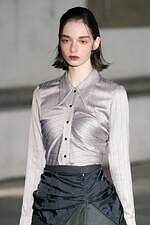 アキコアオキ 2024-25年秋冬コレクション - “途中経過”の美しさを纏う｜写真24