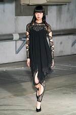 アキコアオキ 2024-25年秋冬コレクション - “途中経過”の美しさを纏う｜写真30