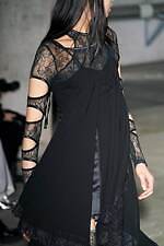 アキコアオキ 2024-25年秋冬コレクション - “途中経過”の美しさを纏う｜写真31