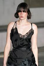 アキコアオキ 2024-25年秋冬コレクション - “途中経過”の美しさを纏う｜写真34