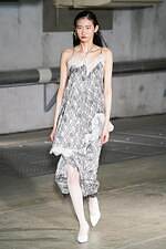 アキコアオキ 2024-25年秋冬コレクション - “途中経過”の美しさを纏う｜写真35