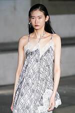 アキコアオキ 2024-25年秋冬コレクション - “途中経過”の美しさを纏う｜写真36