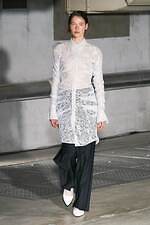 アキコアオキ 2024-25年秋冬コレクション - “途中経過”の美しさを纏う｜写真37