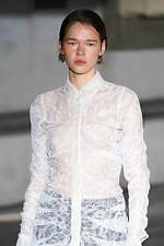 アキコアオキ 2024-25年秋冬コレクション - “途中経過”の美しさを纏う｜写真38