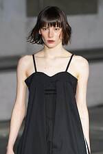 アキコアオキ 2024-25年秋冬コレクション - “途中経過”の美しさを纏う｜写真42