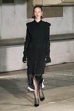 アキコアオキ 2024-25年秋冬コレクション - “途中経過”の美しさを纏う｜写真44