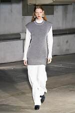 アキコアオキ 2024-25年秋冬コレクション - “途中経過”の美しさを纏う｜写真46