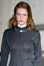 アキコアオキ 2024-25年秋冬コレクション - “途中経過”の美しさを纏う｜写真48