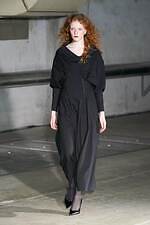 アキコアオキ 2024-25年秋冬コレクション - “途中経過”の美しさを纏う｜写真49