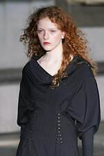 アキコアオキ 2024-25年秋冬コレクション - “途中経過”の美しさを纏う｜写真50