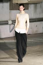 アキコアオキ 2024-25年秋冬コレクション - “途中経過”の美しさを纏う｜写真53