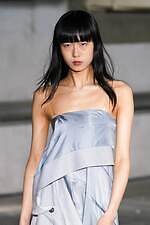 アキコアオキ 2024-25年秋冬コレクション - “途中経過”の美しさを纏う｜写真58