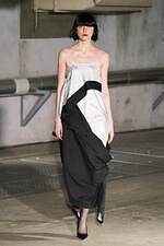 アキコアオキ 2024-25年秋冬コレクション - “途中経過”の美しさを纏う｜写真59