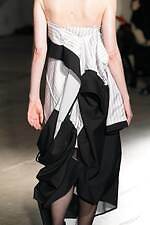 アキコアオキ 2024-25年秋冬コレクション - “途中経過”の美しさを纏う｜写真61