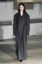 アキコアオキ 2024-25年秋冬コレクション - “途中経過”の美しさを纏う｜写真62