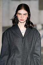 アキコアオキ 2024-25年秋冬コレクション - “途中経過”の美しさを纏う｜写真63