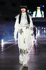 ミキオサカベ 2024-25年秋冬コレクション - 装飾的なファッションで紡ぐ物語｜写真13