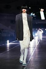 ミキオサカベ 2024-25年秋冬コレクション - 装飾的なファッションで紡ぐ物語｜写真16