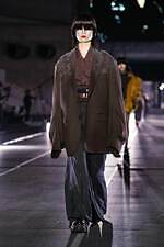 ミキオサカベ 2024-25年秋冬コレクション - 装飾的なファッションで紡ぐ物語｜写真25