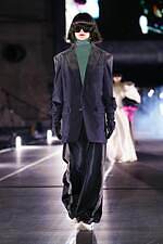 ミキオサカベ 2024-25年秋冬コレクション - 装飾的なファッションで紡ぐ物語｜写真55