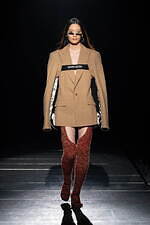 ミスターイット 2024-25年秋冬コレクション、日常の中で装うオートクチュール｜写真1