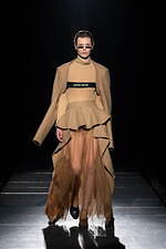 ミスターイット 2024-25年秋冬コレクション、日常の中で装うオートクチュール｜写真5