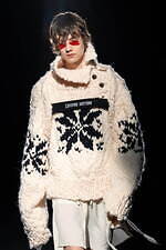 ミスターイット 2024-25年秋冬コレクション、日常の中で装うオートクチュール｜写真24