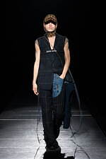 ミスターイット 2024-25年秋冬コレクション、日常の中で装うオートクチュール｜写真34