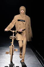 ミスターイット 2024-25年秋冬コレクション、日常の中で装うオートクチュール｜写真40