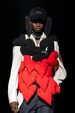 ミスターイット 2024-25年秋冬コレクション、日常の中で装うオートクチュール｜写真45