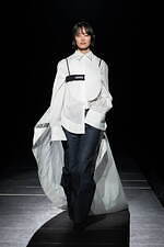 ミスターイット 2024-25年秋冬コレクション、日常の中で装うオートクチュール｜写真49