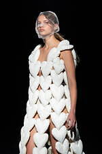 ミスターイット 2024-25年秋冬コレクション、日常の中で装うオートクチュール｜写真52