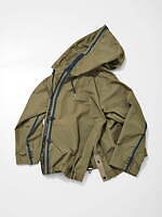 sacaiの24年春夏メンズ、シャーリング入りMA-1ジャケット＆リブ切り替えシャツなど｜写真2