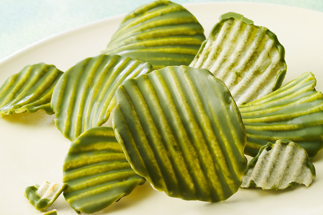 ロイズ「ポテトチップチョコレート」ほろ苦い“抹茶チョコレート”をかけた限定フレーバーで