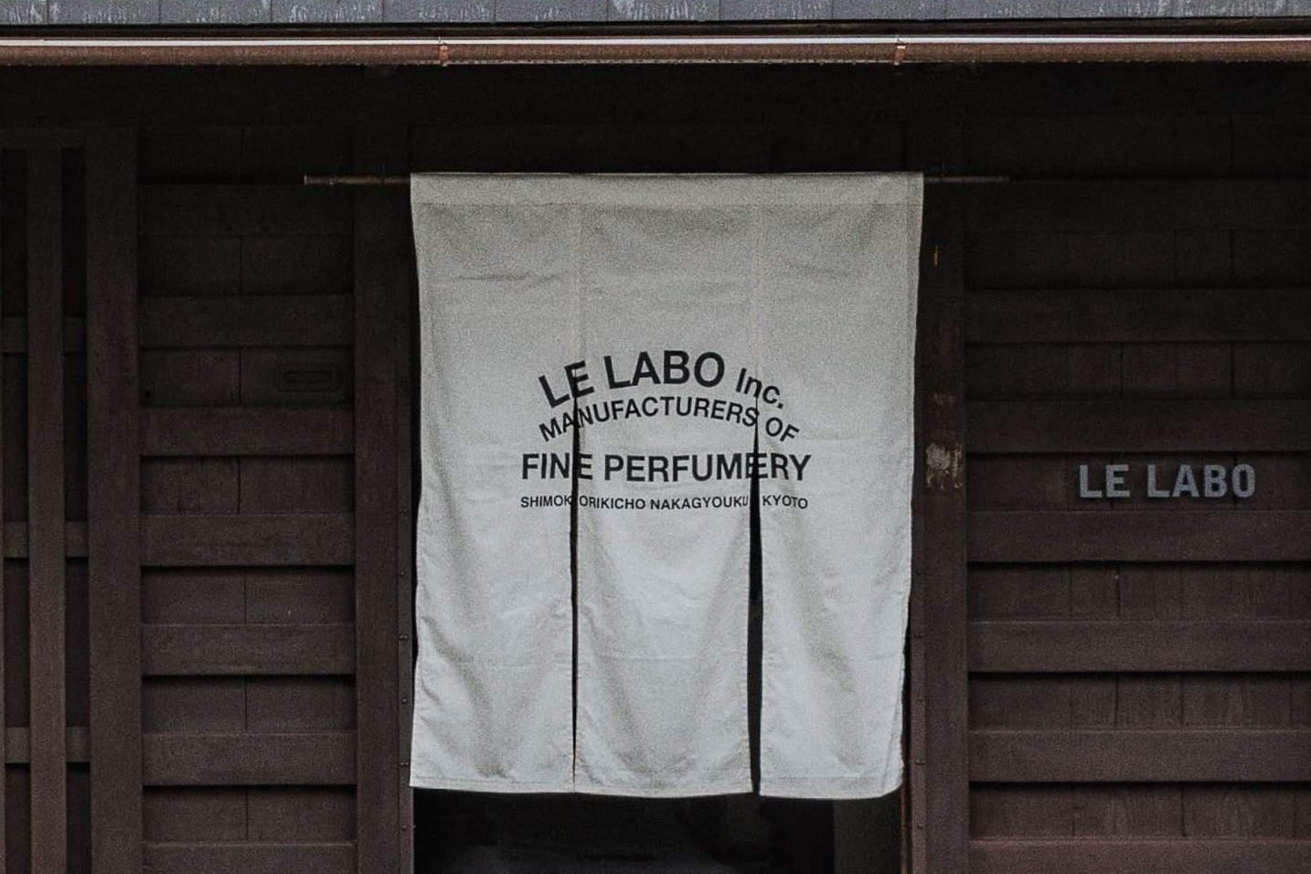 日本初“カフェ＆ラボ併設”の「ル ラボ 京都町家」を四条にオープン、その場で調合する香水サービスも
