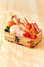 阪急うめだ本店「春の北海道物産大会」“3種カニ山盛り”海鮮弁当や十勝特製豚丼、苺スイーツなど｜写真1