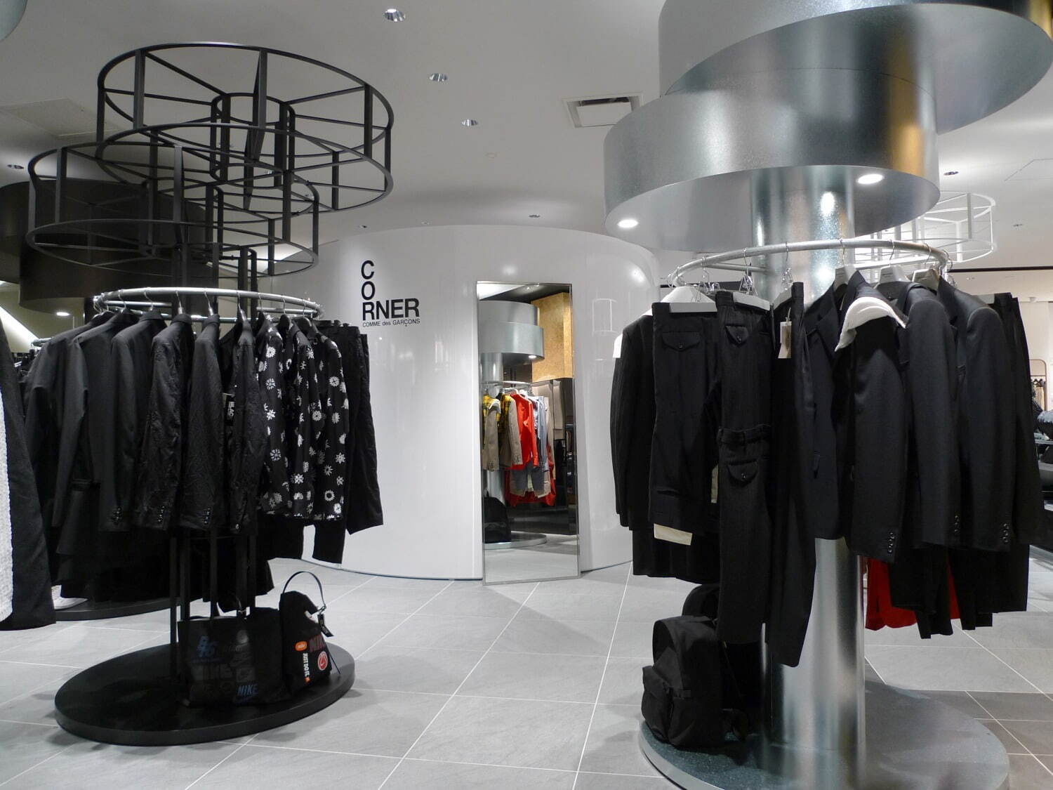 コム デ ギャルソン“CdG”ロゴ限定バッグ、伊勢丹新宿店メンズ館